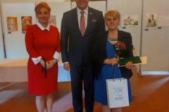 Na fotke ocenená Lenka Ďuračková s predsedom Trenčianskeho samosprávneho kraja, p. Jaroslavom Baškom a riaditeľkou SED Kšinná, Mgr.Martou Hrubou