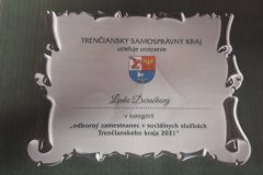 Ocenenie  Trenčianskeho samosprávneho kraja  v kategórii " Odborný zamestnanec v sociálnych službách Trenčianskeho kraja 2021" získala aj Lenka Ďuračková zo SED Kšinná