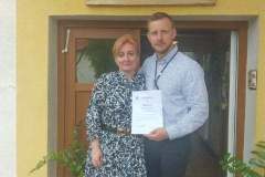 Poďakovanie riaditeľovi za Tesco Bánovce, p. Pavlovi Svobodovi, na fotke s riaditeľkou zariadenia, Mgr. Martou Hrubou