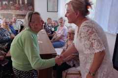 Klienti blahoželajú p. riaditeľke k životnému jubileu