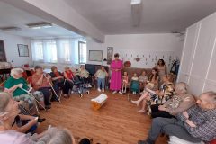 Terapeutická bábika ako milodar, ďakujeme  veľmi pekne darkyni aj p. Erike Slamkovej, že prišli potešiť práve našich seniorov 