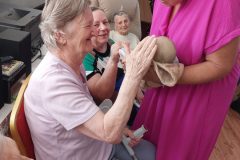 Terapeutická bábika ako milodar, ďakujeme  veľmi pekne darkyni aj p. Erike Slamkovej, že prišli potešiť práve našich seniorov