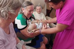 Terapeutická bábika ako milodar, ďakujeme  veľmi pekne darkyni aj p. Erike Slamkovej, že prišli potešiť práve našich seniorov