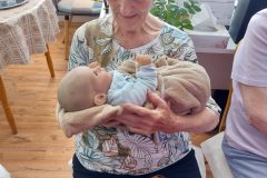 Terapeutická bábika ako milodar, ďakujeme  veľmi pekne darkyni aj p. Erike Slamkovej, že prišli potešiť práve našich seniorov