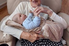 Terapeutická bábika ako milodar, ďakujeme  veľmi pekne darkyni aj p. Erike Slamkovej, že prišli potešiť práve našich seniorov