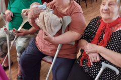 Terapeutická bábika ako milodar, ďakujeme  veľmi pekne darkyni aj p. Erike Slamkovej, že prišli potešiť práve našich seniorov