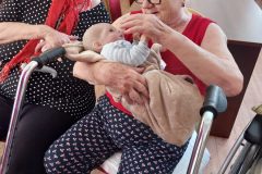 Terapeutická bábika ako milodar, ďakujeme  veľmi pekne darkyni aj p. Erike Slamkovej, že prišli potešiť práve našich seniorov