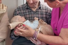 Terapeutická bábika ako milodar, ďakujeme  veľmi pekne darkyni aj p. Erike Slamkovej, že prišli potešiť práve našich seniorov