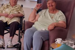 Terapeutická bábika ako milodar, ďakujeme  veľmi pekne darkyni aj p. Erike Slamkovej, že prišli potešiť práve našich seniorov