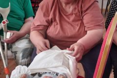 Terapeutická bábika ako milodar, ďakujeme  veľmi pekne darkyni aj p. Erike Slamkovej, že prišli potešiť práve našich seniorov